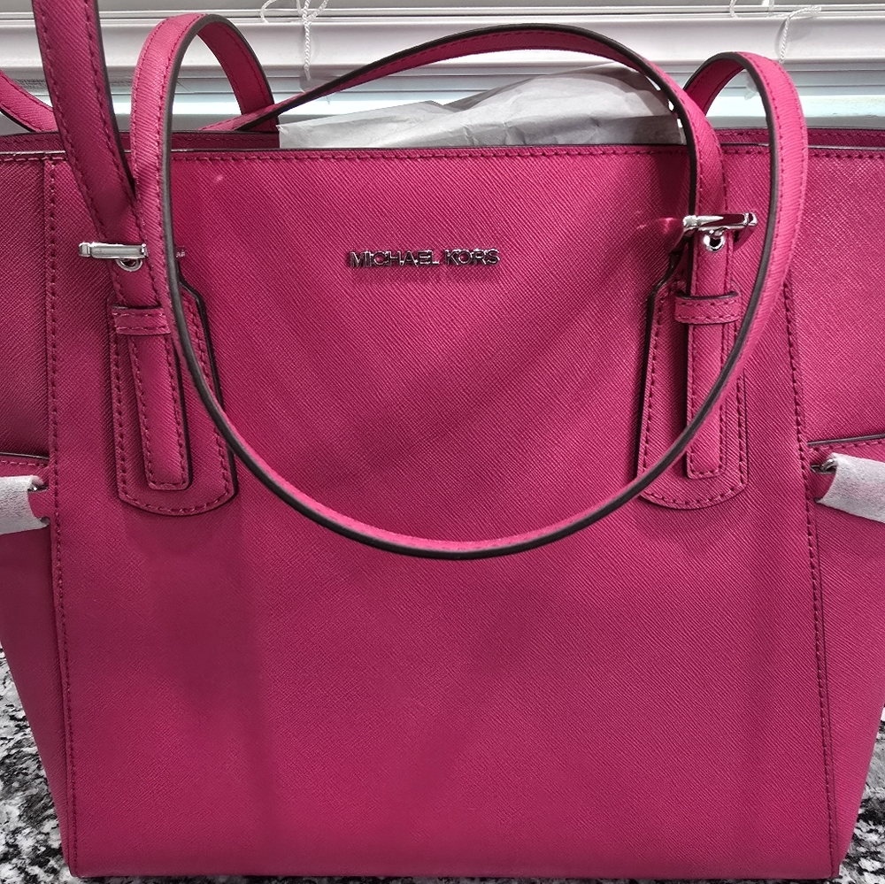 NWOT Michael Kors Voyager East West Logo Tote Leather Bag
